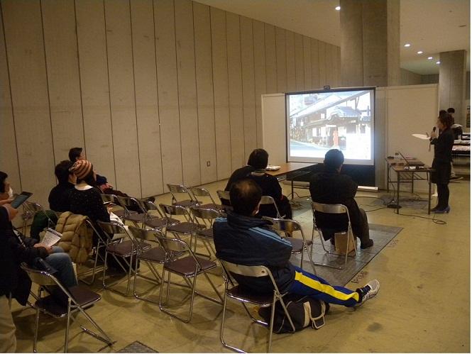 JOIN移住・交流&地域おこしフェアで参加者へプレゼン中をしている写真