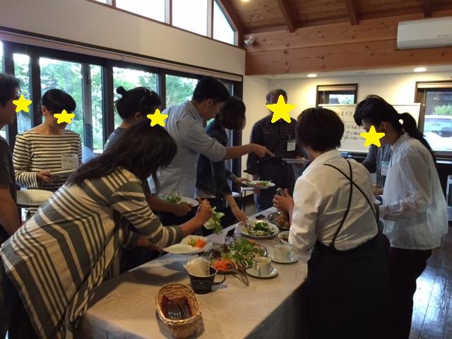 料理を囲んで交流会を楽しんでいる写真