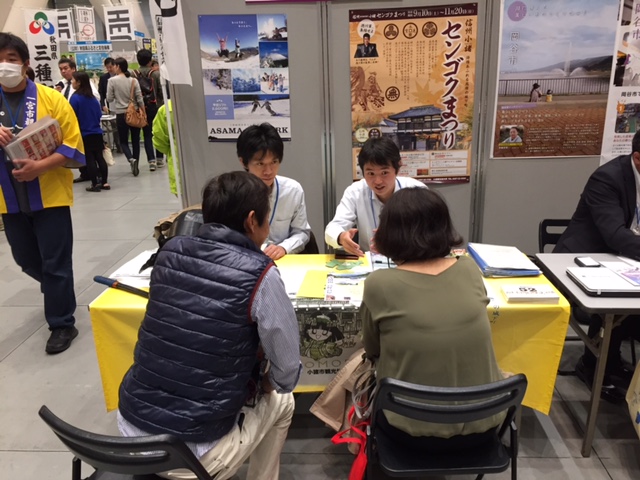 ブースで移住商談をしている写真