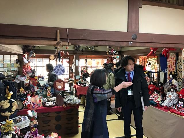 たくさんのお人形が展示されている本陣母屋を見学している写真