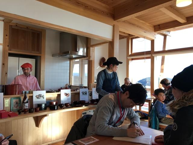 農カフェわのんさんで座談会とアンケ―トを記入している写真