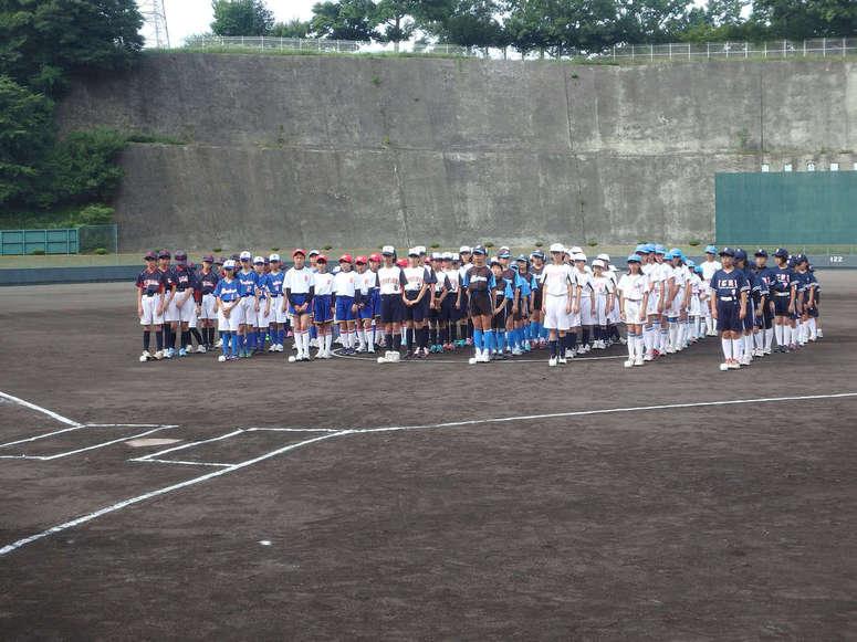 第64回児童生徒夏季体育大会女子ソフトボールの部の開会式の写真