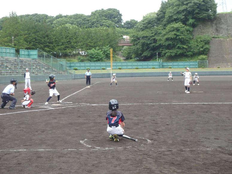 第64回児童生徒夏季体育大会女子ソフトボール試合の様子の写真