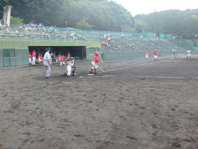 第64回児童生徒夏季体育大会少年野球の部試合の様子の写真