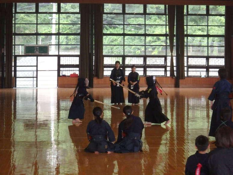 第64回児童生徒夏季体育大会剣道の部試合の様子の写真