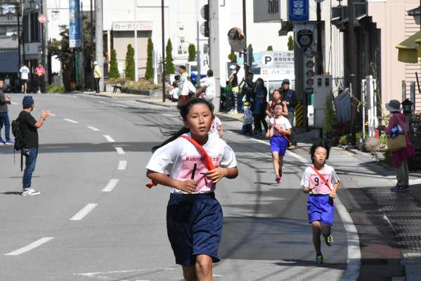 「第34回小諸市駅伝大会」で小学生女児が走っている写真