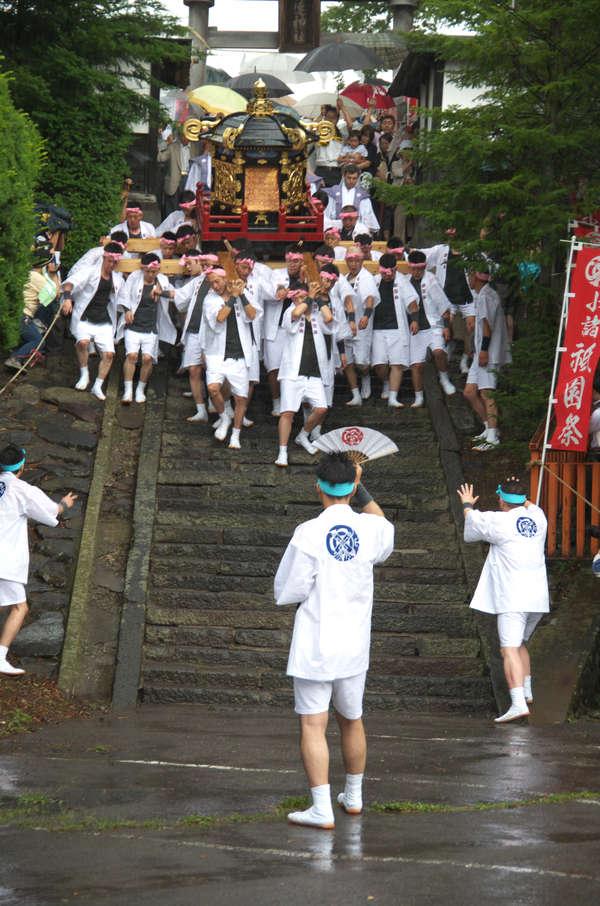 健速神社祇園祭(階段下り)の様子の写真