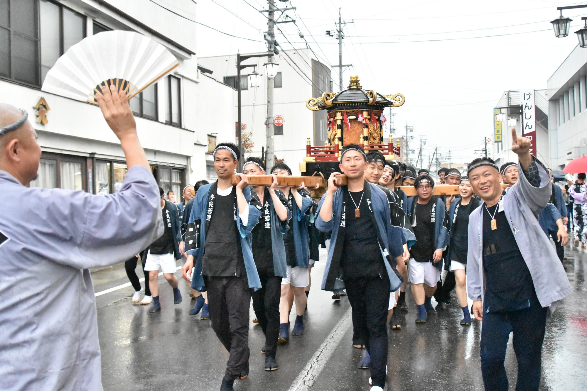 大人みこしの写真