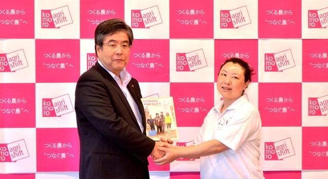 土づくりの専門家と握手する小泉市長の写真