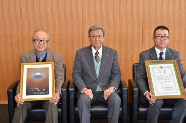 清水紀久夫さん・清水信さんと市長の記念写真