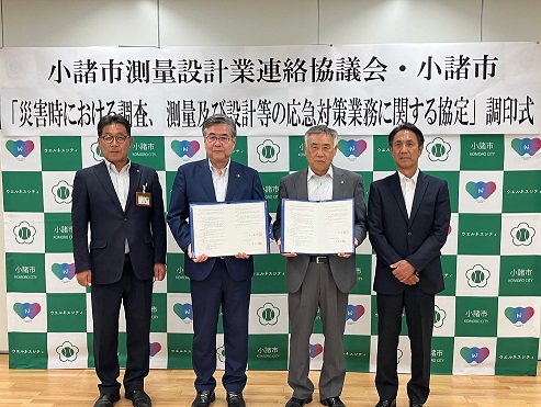 調印式の様子 （左から）建設水道部長、小諸市長、山本会長、岩井副会長
