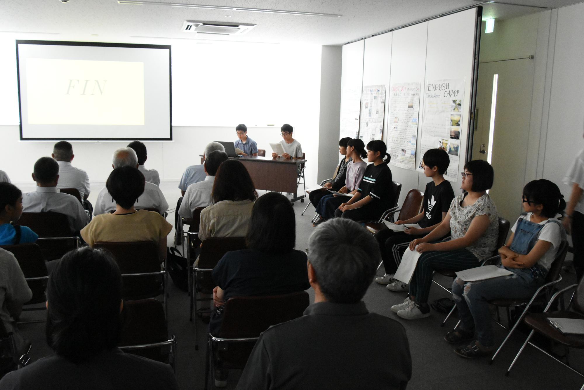 帰国報告会で発表する中学生