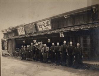 袴を着た人々が整列し大正10年4月3日撮影された写真
