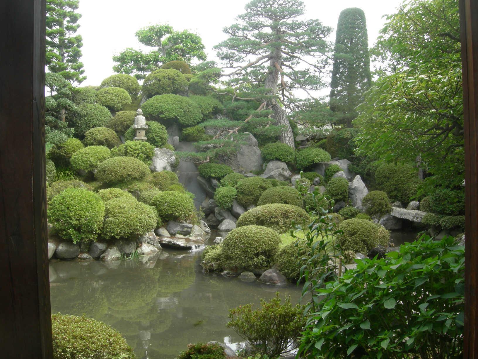 塩川家住宅主屋にある庭園の写真