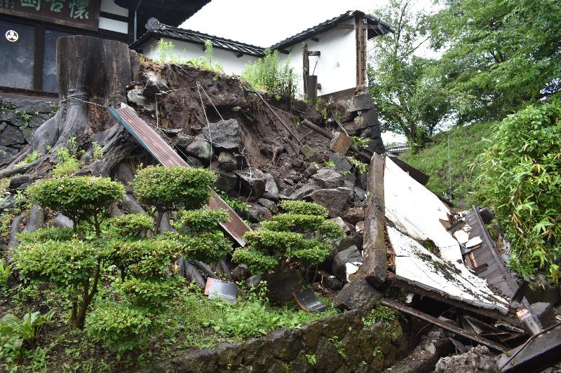 崩落した袖塀と石垣