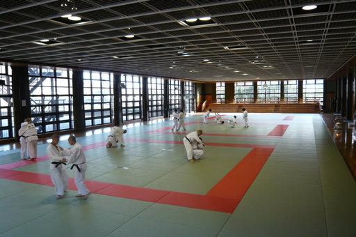 武道館で柔道をしている写真