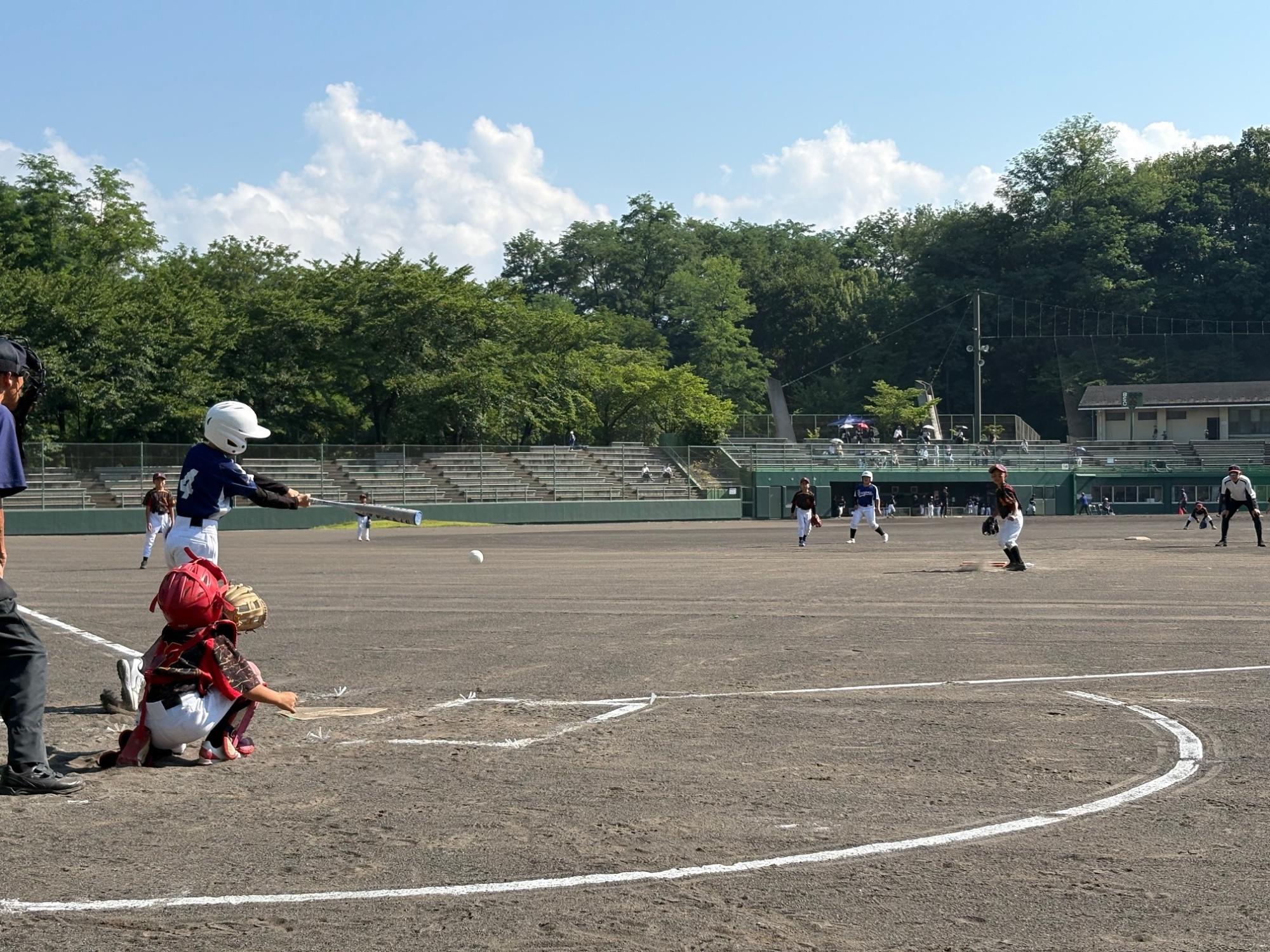 スイングする野球選手