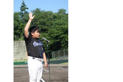 選手宣誓をする野球選手