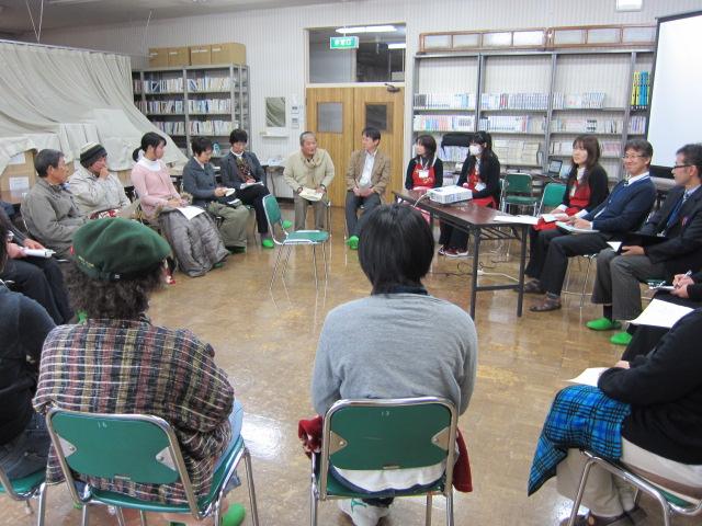 第2回市民懇談会（ 昼の部）で参加者の意見を聞いている人々の写真