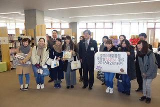 50万人目の来館者となられました小諸看護専門学校の皆さんと市長の記念写真