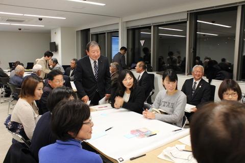 議会と語る会の会場内の写真