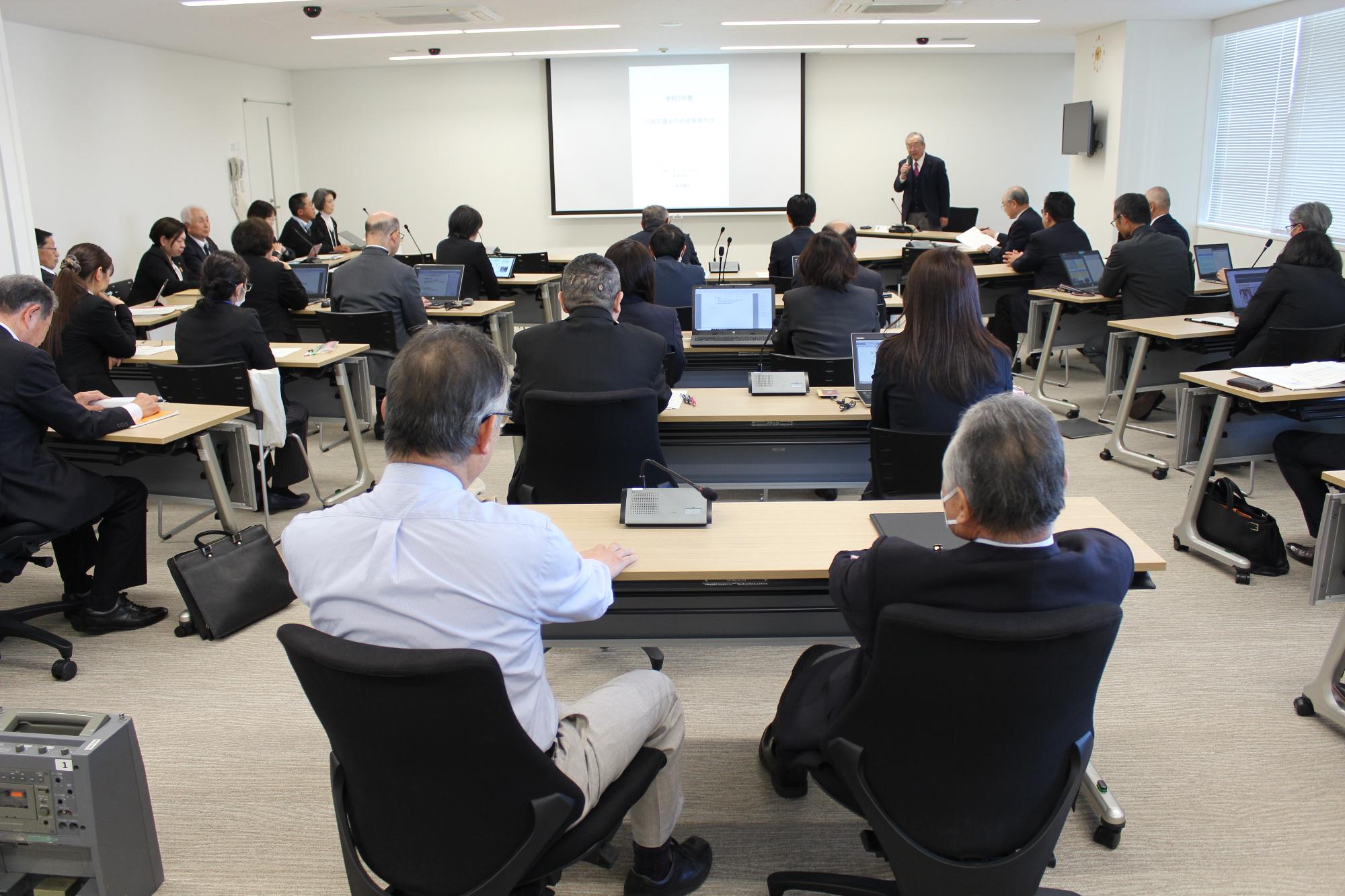 R7行政視察報告会の様子01