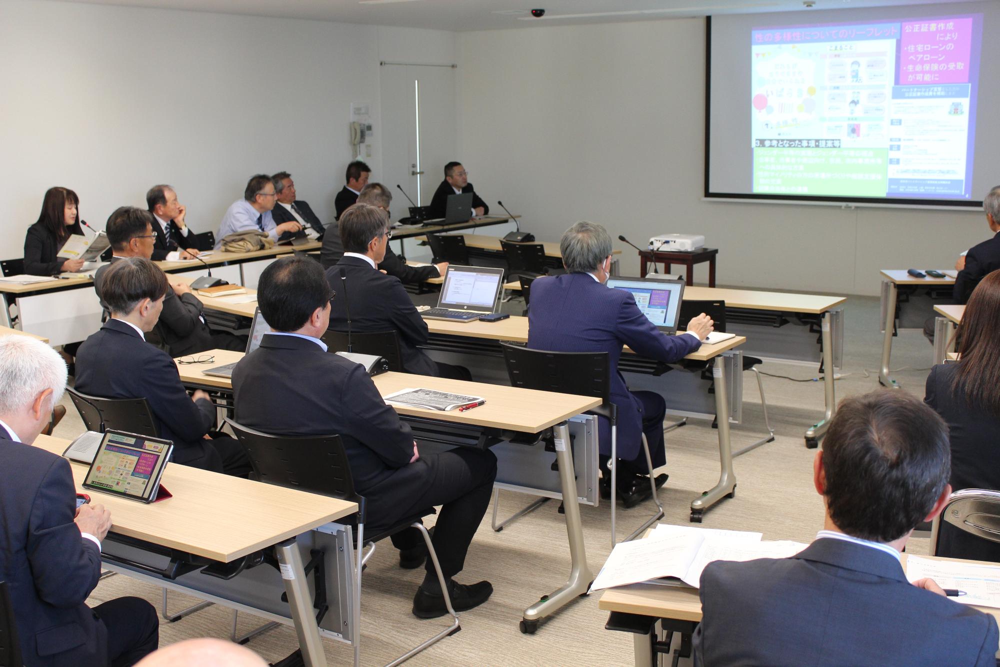 R7行政視察報告会の様子02