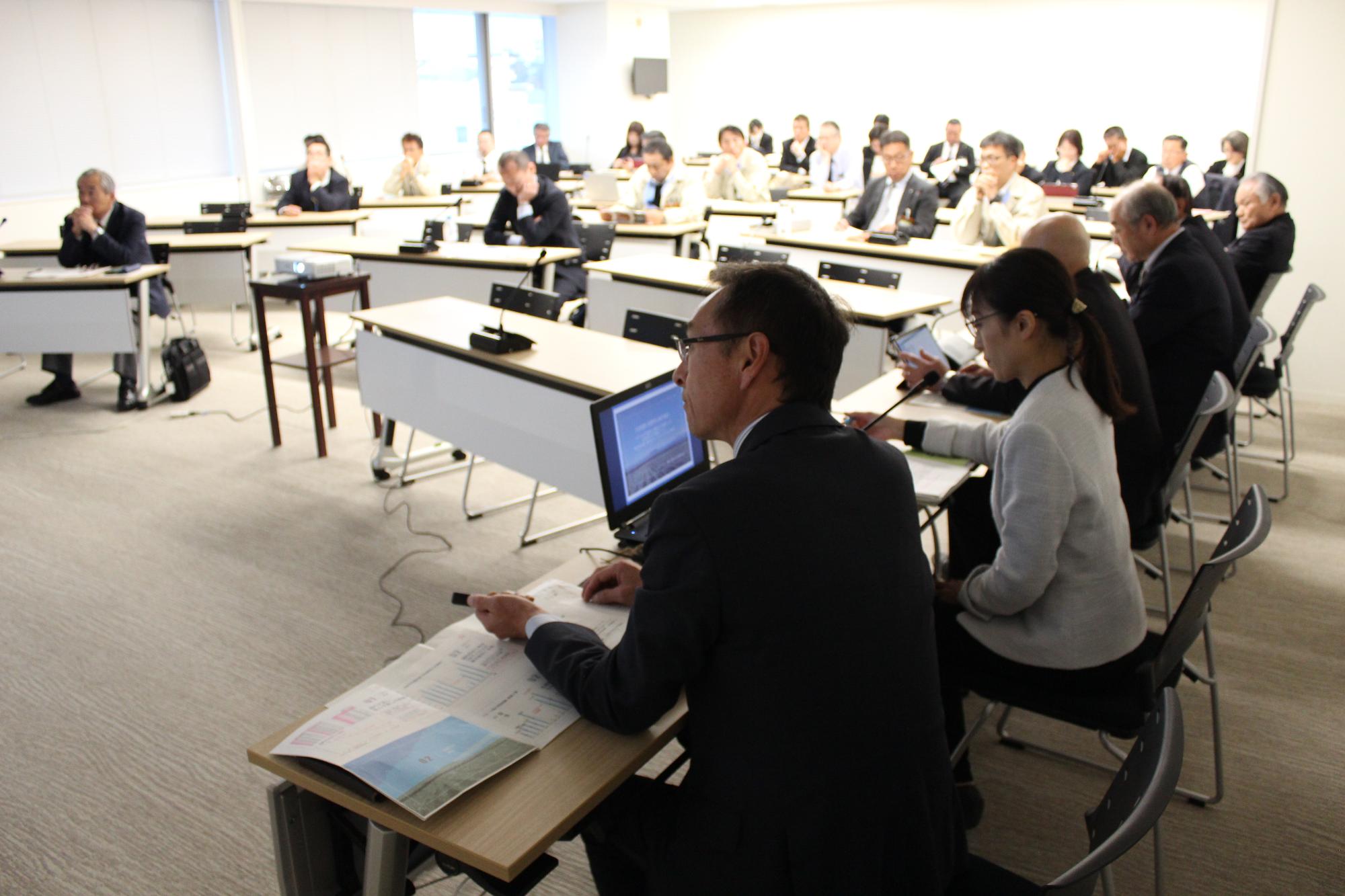 R7行政視察報告会の様子03