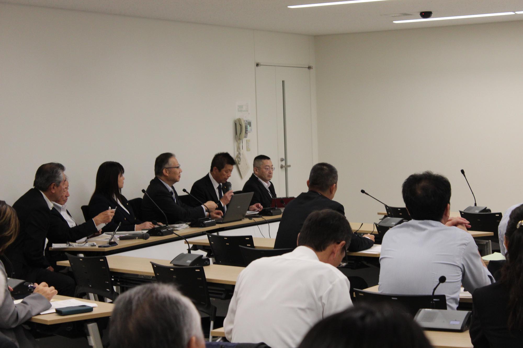 R8行政視察報告会の様子01
