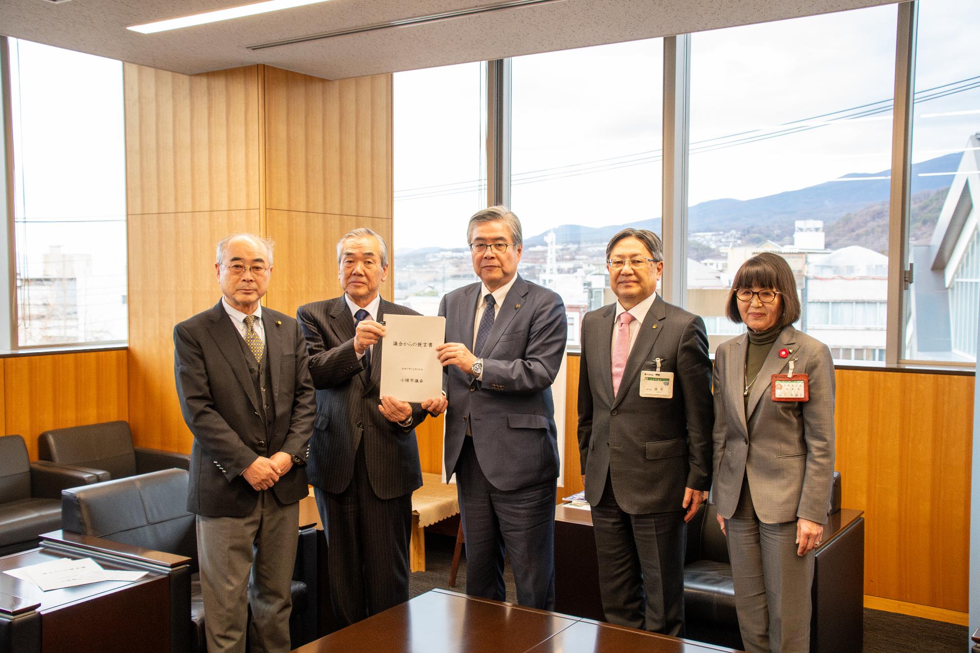 小諸市議会正副議長から市長へ提言書を提出
