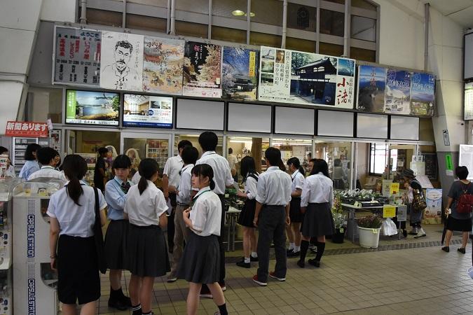 参加した高校生が小諸駅でのフィールドワークを行っている写真