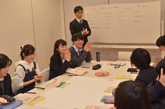 参加した高校生がワークショップ「小諸ふるさと市民の企画」でアイデアを出し合っている写真