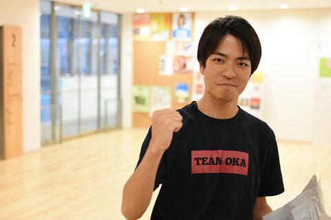 ガッツポーズをしている篠原瑞貴実行委員長の写真