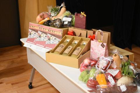 参加大学に贈られた小諸の特産品が並べられている写真