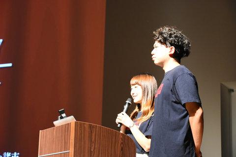 司会をしている男女の大学生の写真