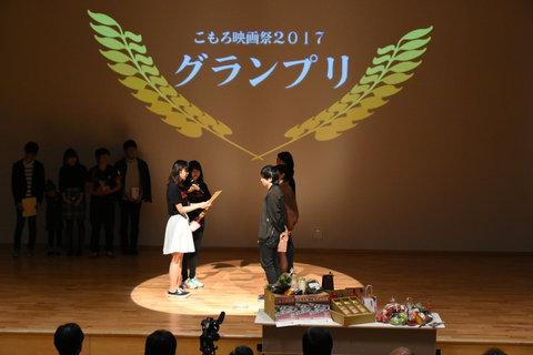 グランプリを受賞して表彰されている日本大学の人の写真