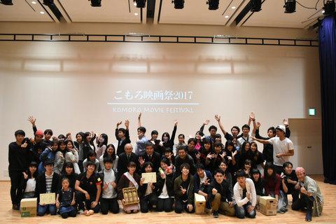 制作に携わったたくさんの大学生の集合写真