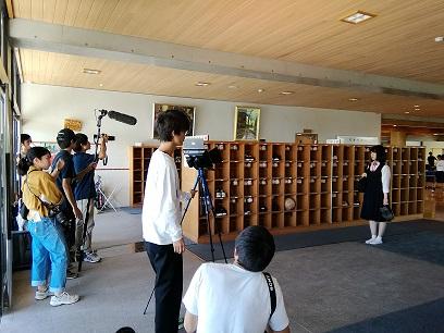 福島大学映画制作サークルの人が芦原中学校昇降口にてロケをしている写真